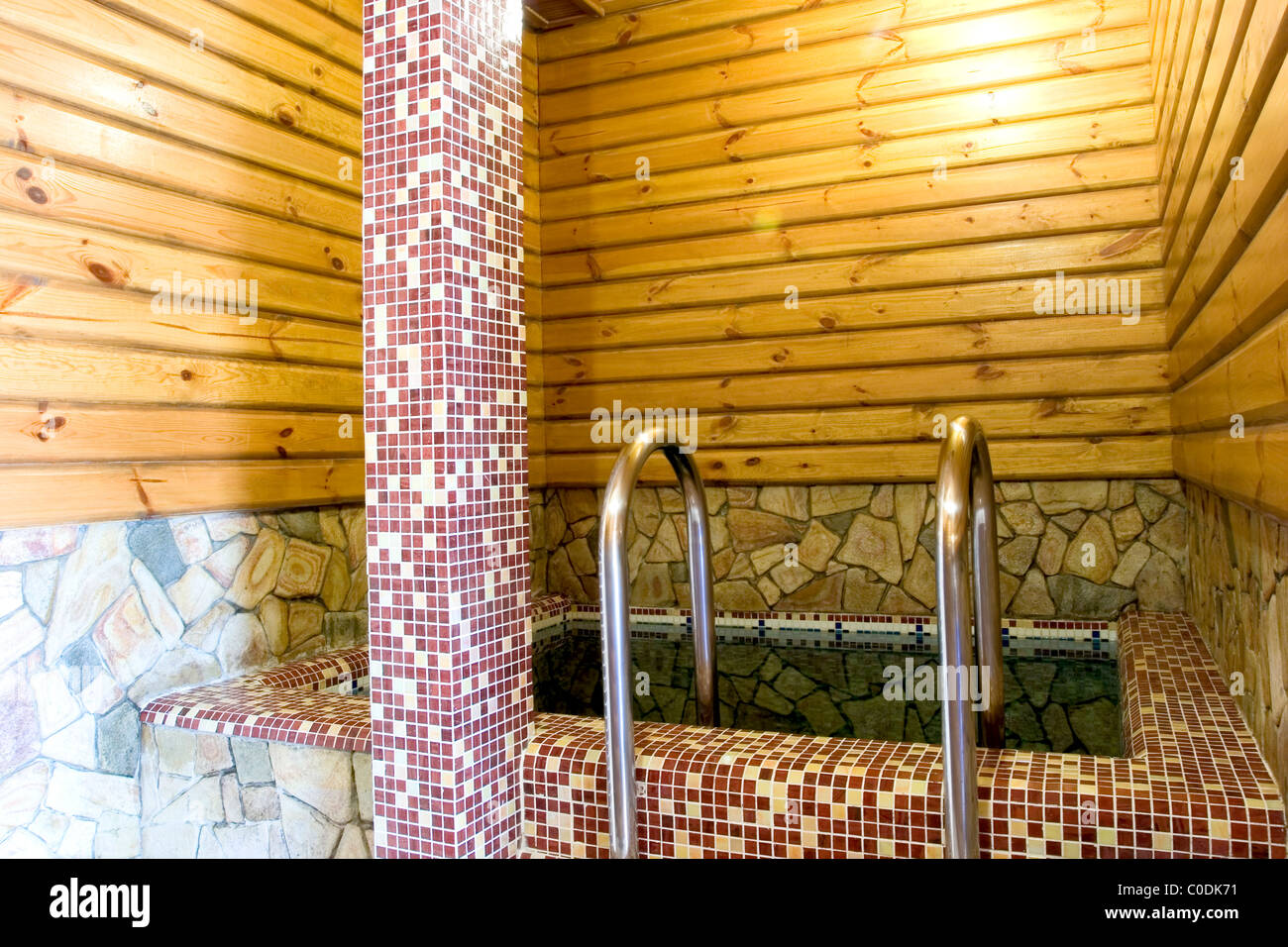 Petite piscine avec un seau en bois. Un sauna un complexe. Banque D'Images