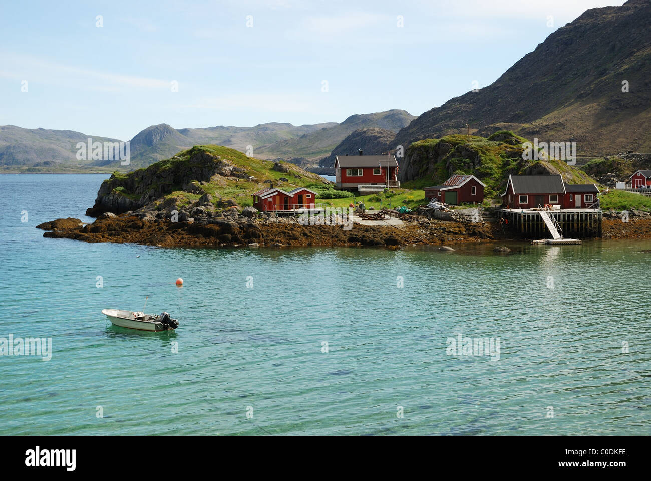 Village de pêcheurs à l'île au milieu de fjord, Mageroya. Banque D'Images