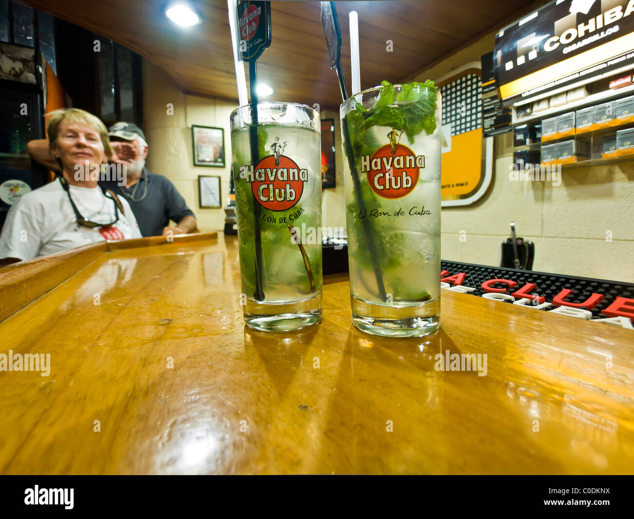 La création de mélange les Mojitos Bar à cocktails Salles de la vieille Havane Cuba Banque D'Images