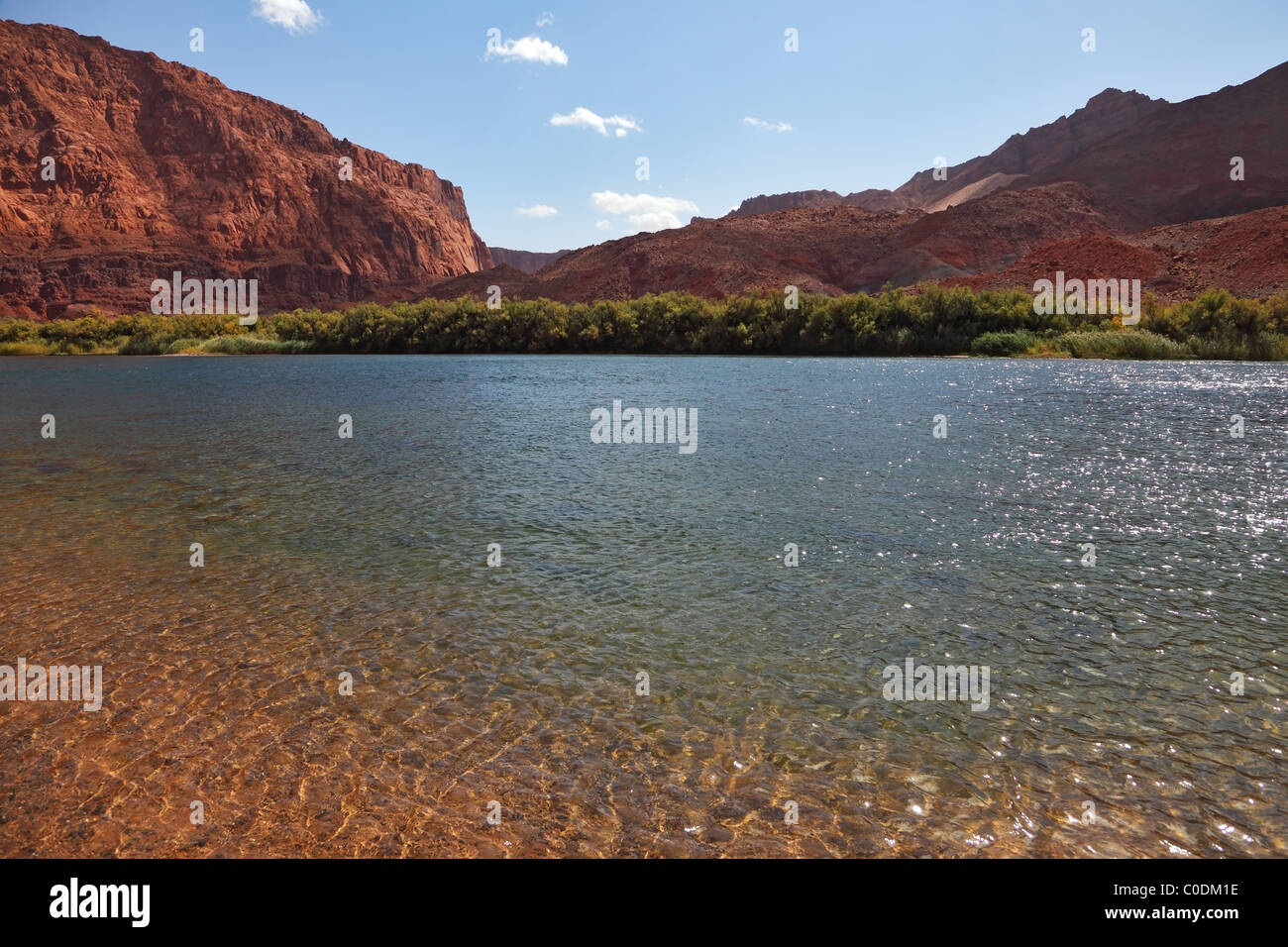 La mise en bouteille du fleuve Colorado. Les ondulations de l'eau fine et une montagne de grès rouge Banque D'Images