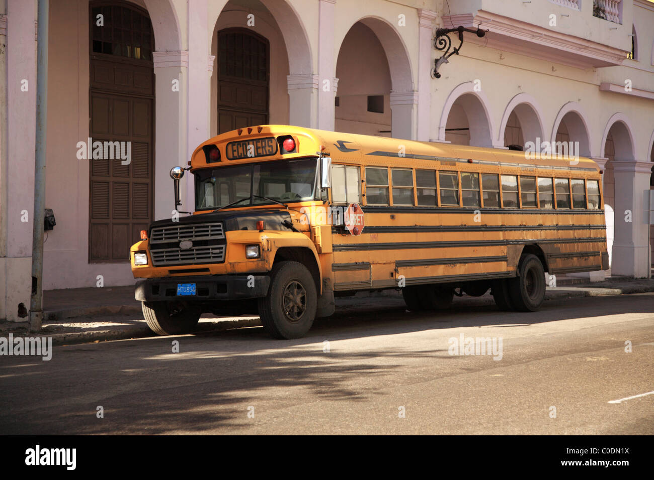 Vieille Havane Cuba bus scolaire jaune Banque D'Images