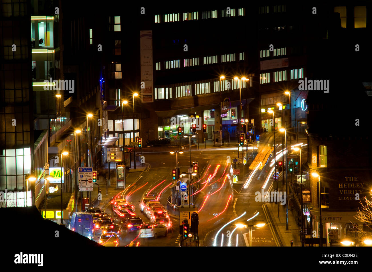 Des boutiques et des bureaux dans le centre-ville de Leeds, Yorkshire de nuit UK Banque D'Images