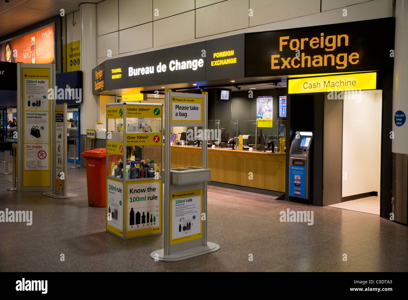 TTT Moneycorp Bureau de change près de la part de voyageurs assurance contrôle de sécurité. Gatwick Airport South Terminal. Londres. UK Banque D'Images