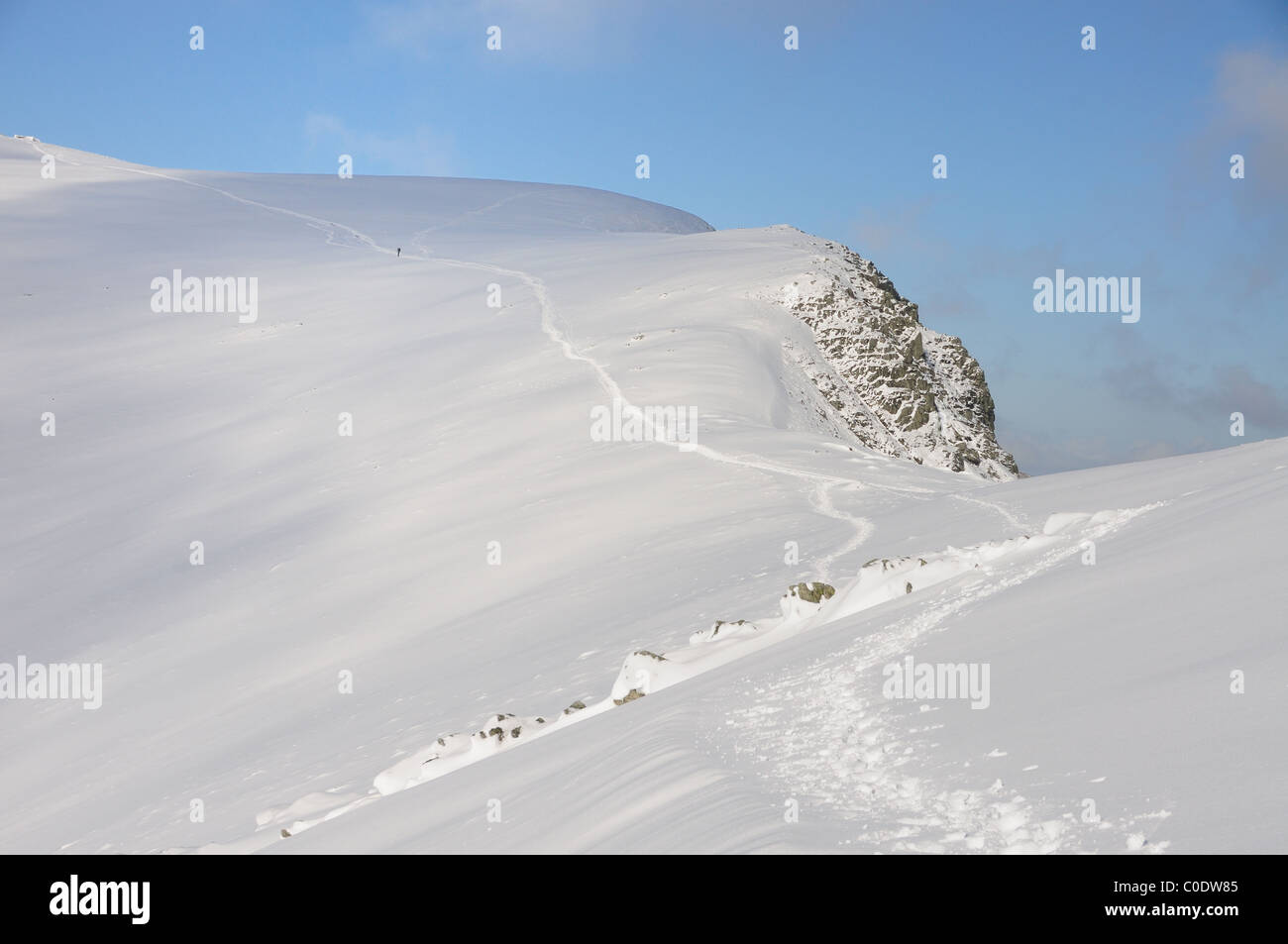 Des traces de pas dans la neige sur l'approche du sommet de Helvellyn en hiver dans le Lake District Banque D'Images