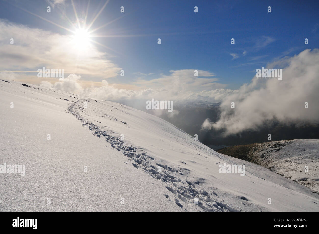 Sentier dans la neige sous un soleil d'hiver sur le Helvellyn Lake District Banque D'Images