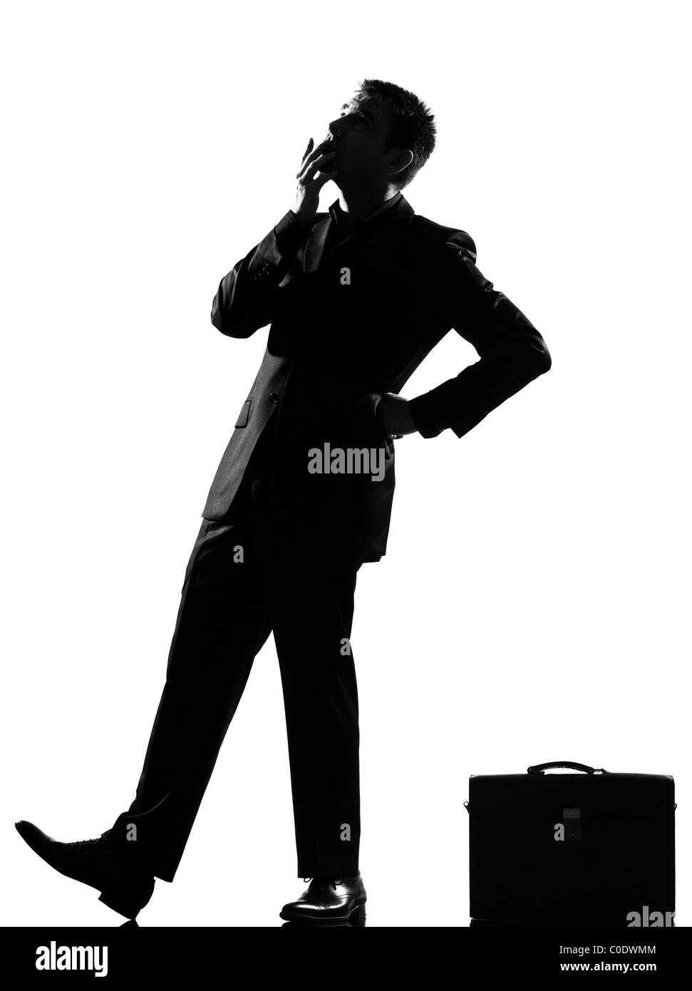 Silhouette caucasian business man thinking pensive jusqu'looiking comportement studio pleine longueur sur fond blanc isolé Banque D'Images