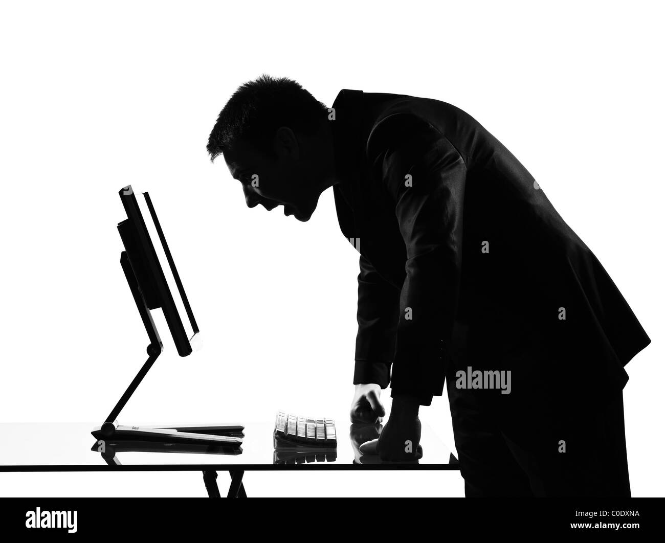 L'homme silhouette caucasian business computing comportement exprimant toute la longueur sur studio isolé sur fond blanc Banque D'Images