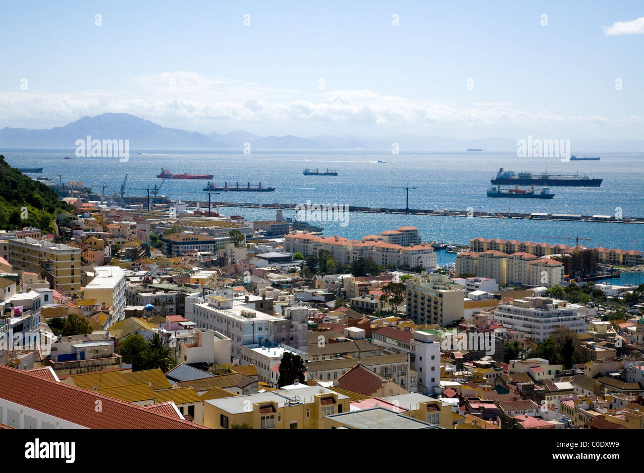 Côte nord de l'Afrique / Maroc -sur horizon- vu à travers les navires / Expédition & le détroit de Gibraltar de rocher de Gibraltar Banque D'Images