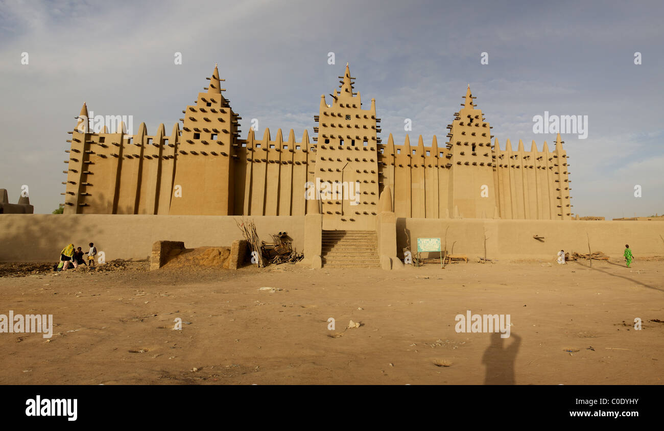 La grande mosquée de Djenné et la construction de boue traditionnelles au Mali. Banque D'Images
