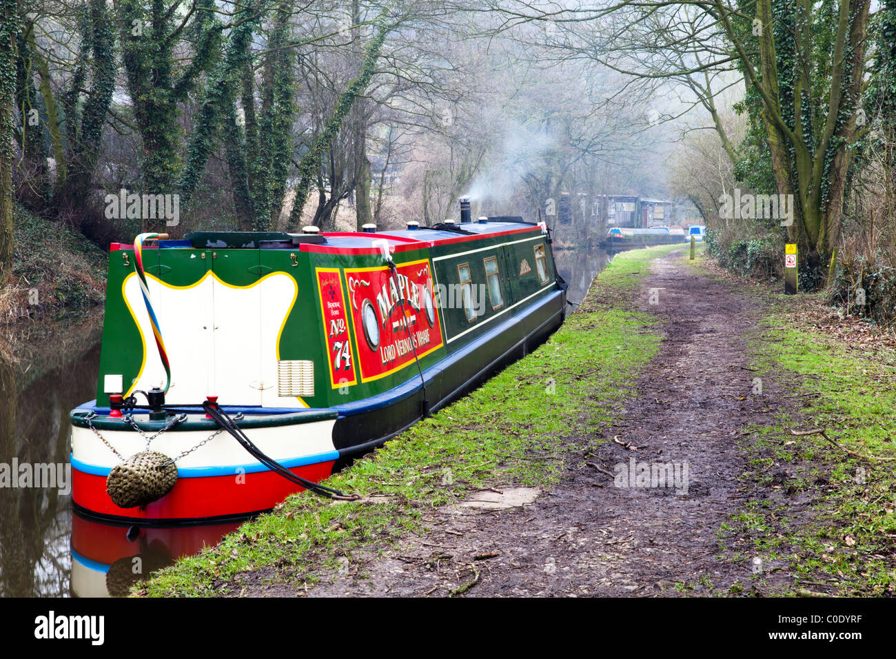 Canal de couleur vive bateau sur le canal de Macclesfield près du village de Sutton. Banque D'Images