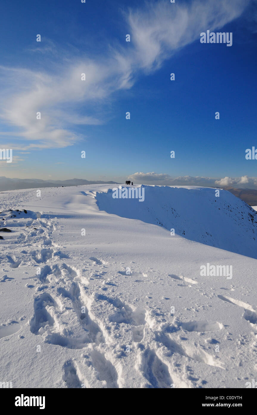 Des traces de pas dans la neige sur le sommet de Helvellyn en hiver dans le Lake District Banque D'Images