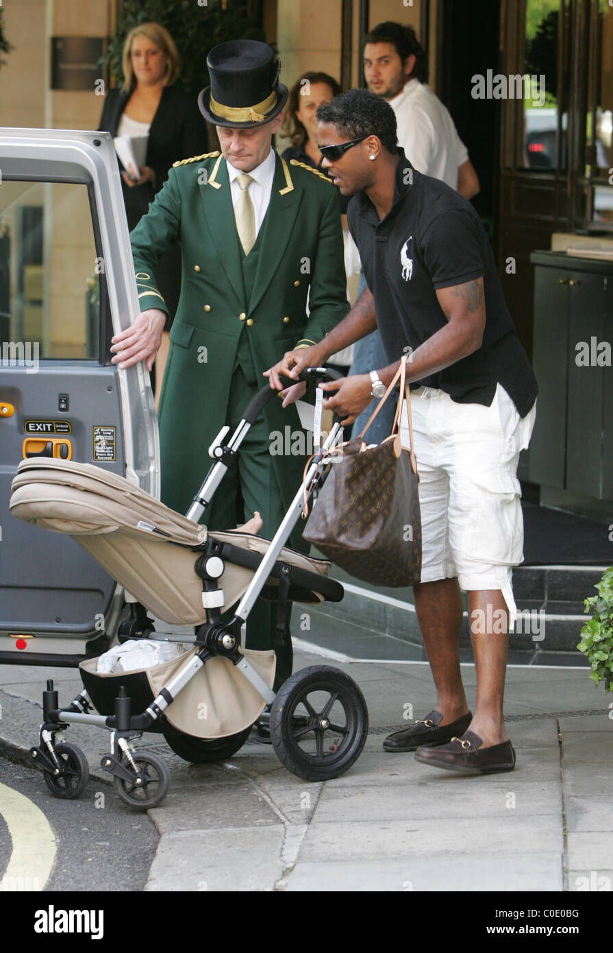 Patrick Kluivert sa poussette pliante dans un taxi à la Dorchester Londres, Angleterre - 12.05.08 Banque D'Images