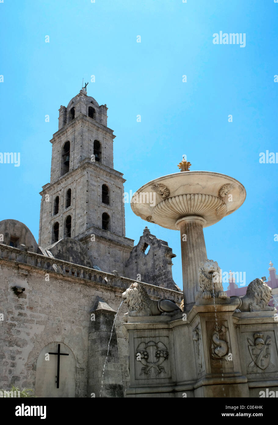 Fontaine du Lion (au premier plan) et Convento San Francisco de Asis à Plaza de San Francisco, vieille ville de La Havane, Cuba. Banque D'Images