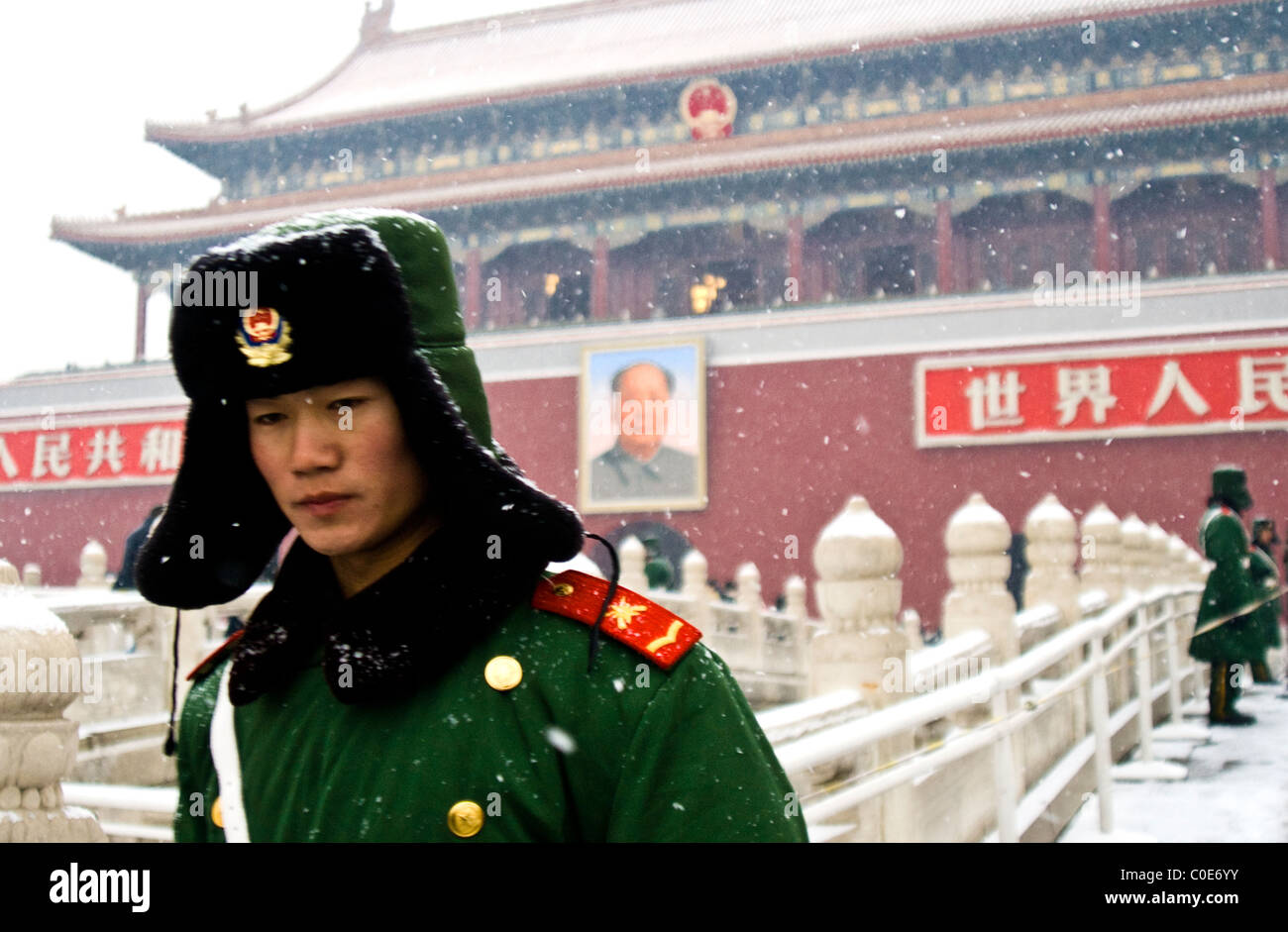 La garde près du portrait de Mao Zedong sur la place Tiananmen Banque D'Images