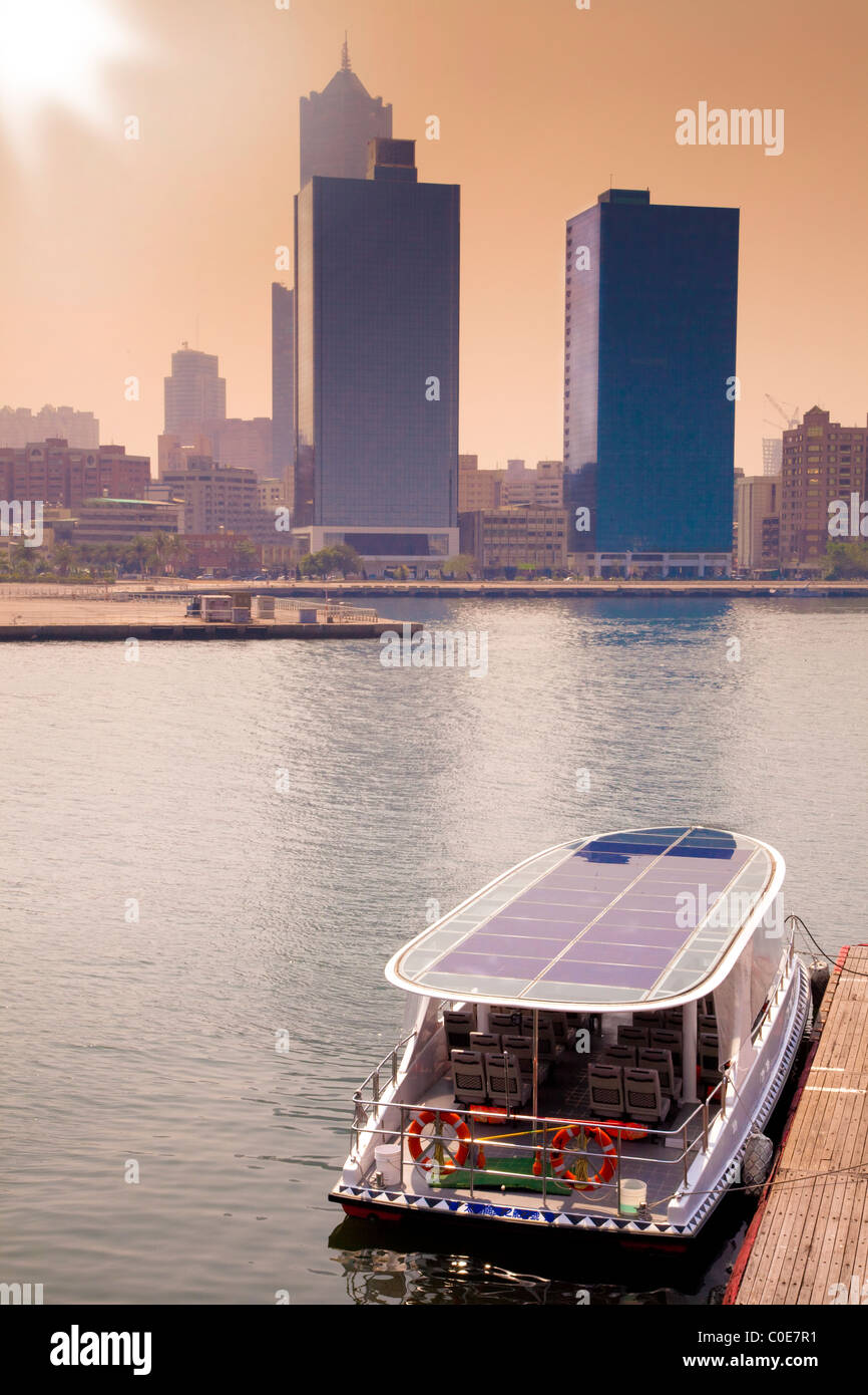 Sur le fleuve en bateau solaire Banque D'Images