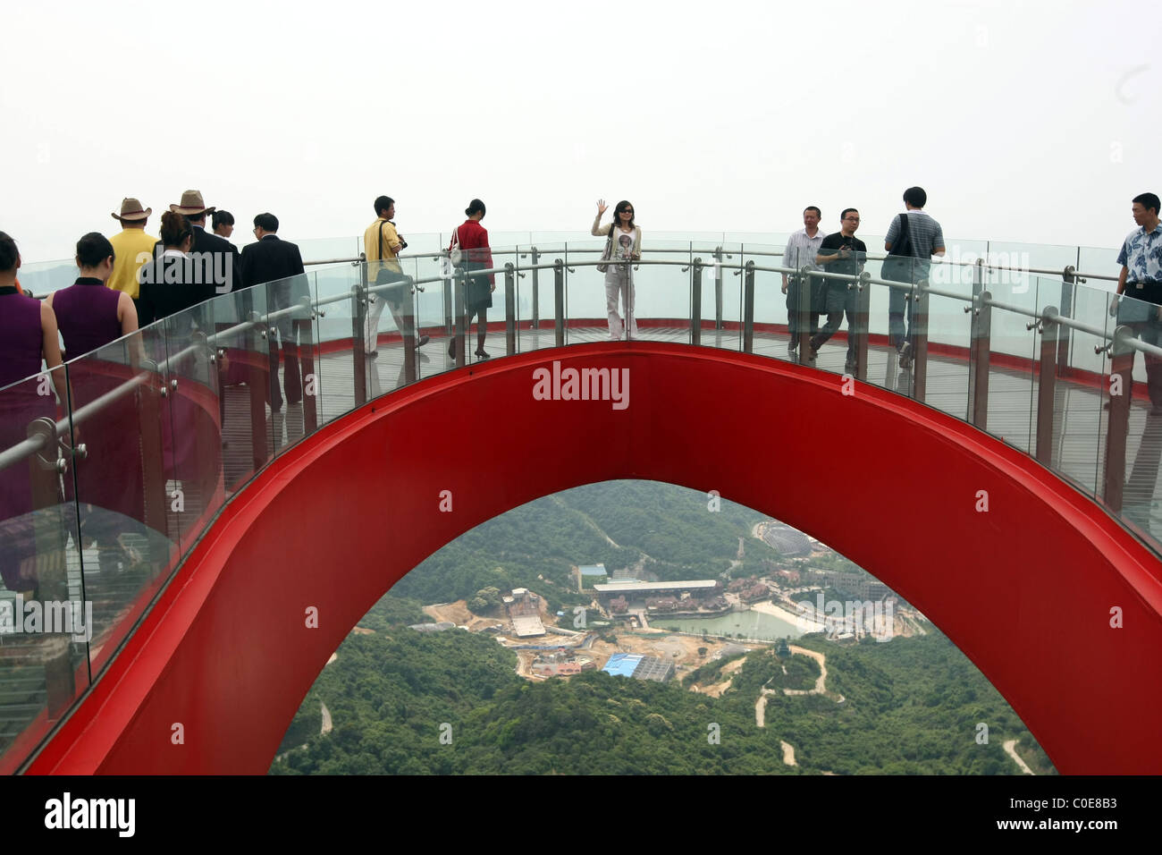 Atteindre de nouveaux sommets Ce n'est pas une attraction touristique pour le mal. Atteindre la limite est une terrasse en verre en forme de U, Comité permanent Banque D'Images