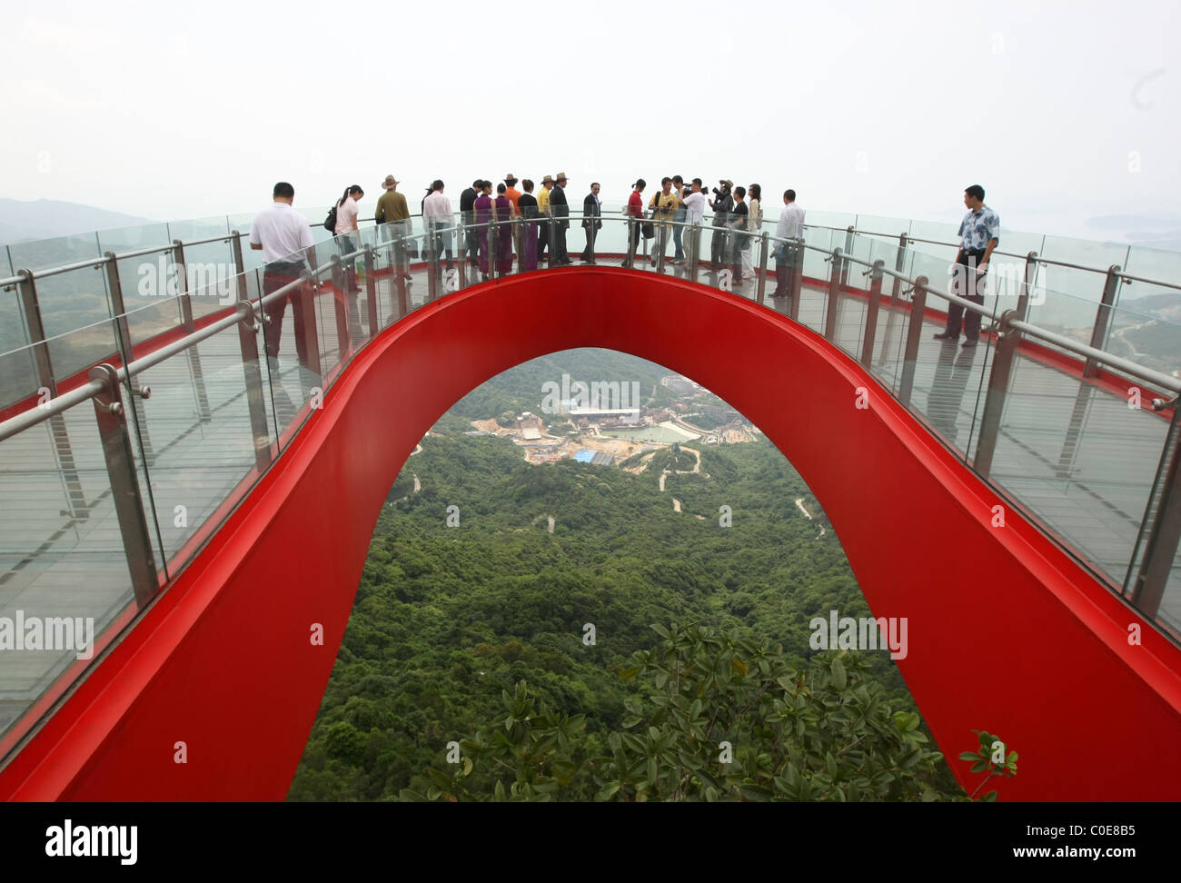 Atteindre de nouveaux sommets Ce n'est pas une attraction touristique pour le mal. Atteindre la limite est une terrasse en verre en forme de U, Comité permanent Banque D'Images
