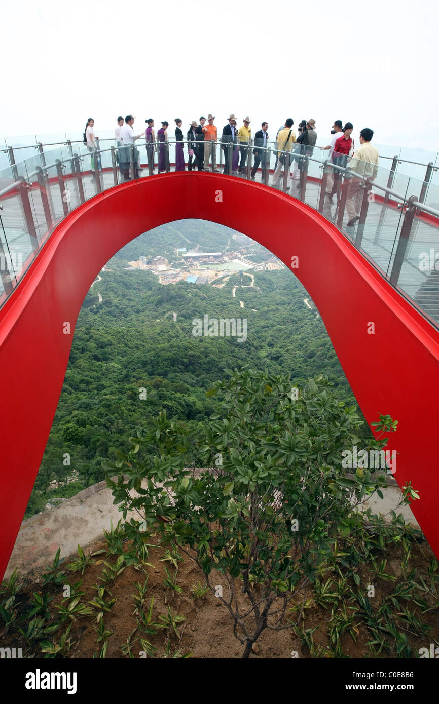 Atteindre de nouveaux sommets Ce n'est pas une attraction touristique pour le mal. Atteindre la limite est une terrasse en verre en forme de U, Comité permanent Banque D'Images