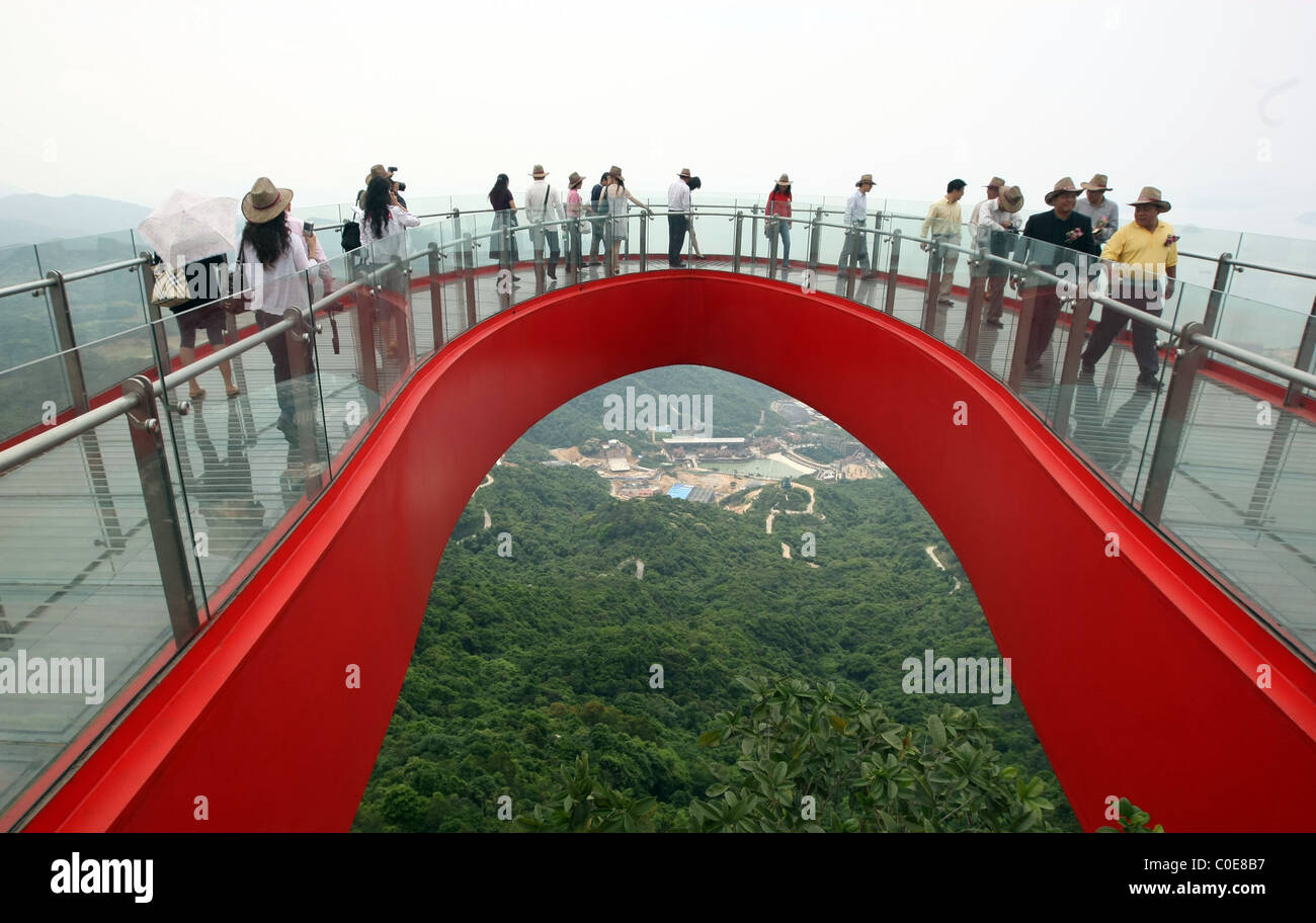 Atteindre de nouveaux sommets Ce n'est pas une attraction touristique pour le mal. Atteindre la limite est une terrasse en verre en forme de U, Comité permanent Banque D'Images