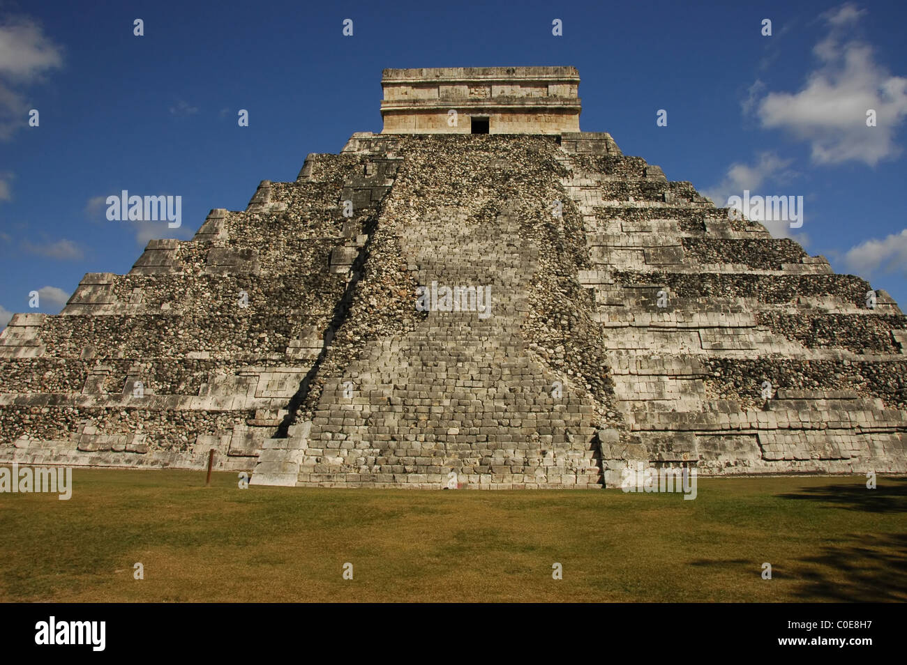 Vue de face de serpent comme suit sur la Pyramide Kukulkan à Chichen Itza, Mexique Banque D'Images