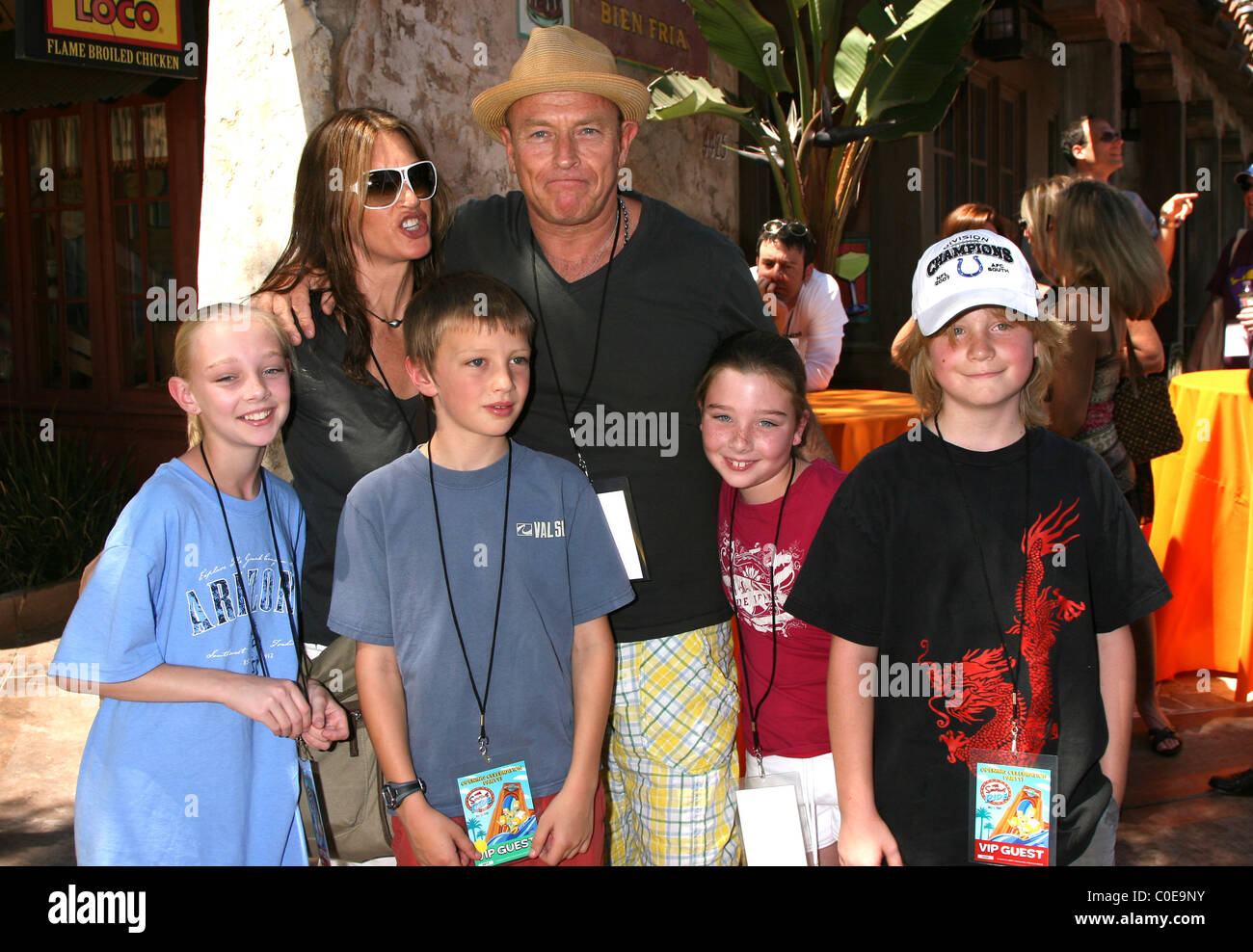 Amanda paie & Corbin Bernsen et la famille Simpsons ride ouvre à
