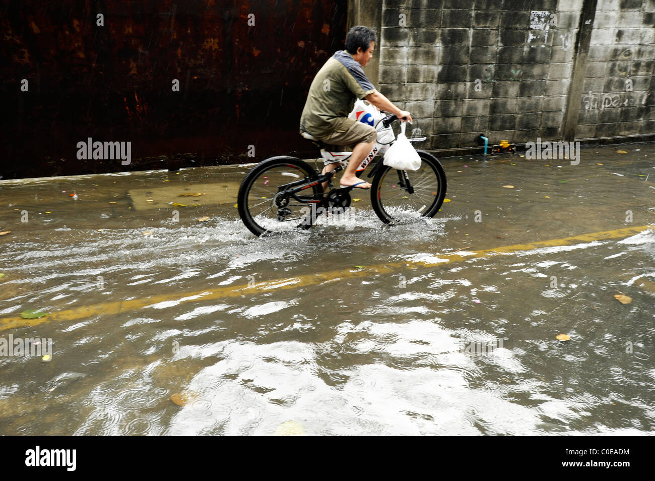 Un jour de pluie à Bangkok ( rue inondée fou), la vie quotidienne dans le grand mango, étrange situation météo Banque D'Images