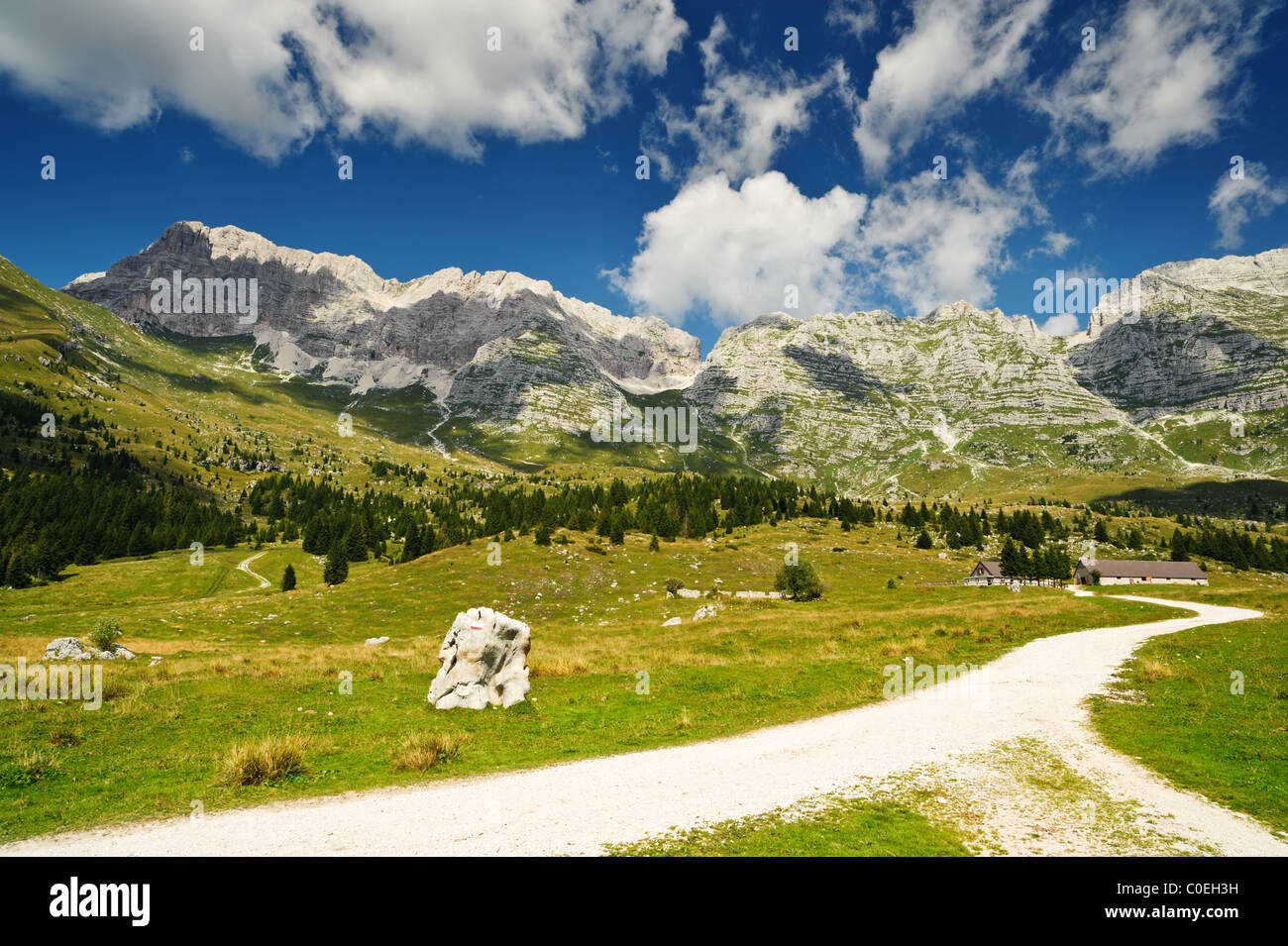 Sentier de randonnée de montagne dans la région de Montasio plateau, Sella Nevea, Italie. La randonnée ou l'alpinisme populaire vue. Banque D'Images