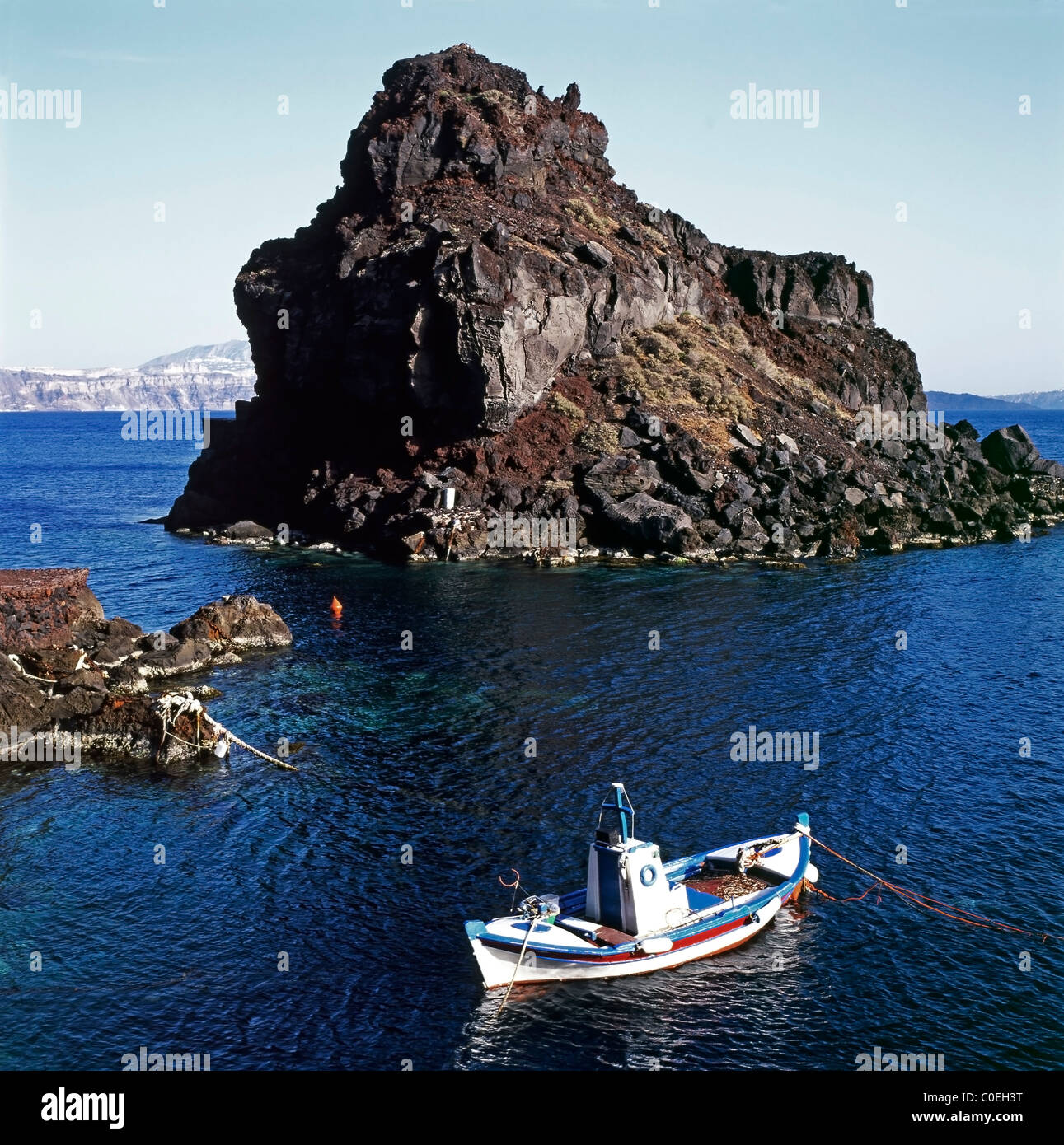 Un bateau de pêche amarré au large de la côte de l'île de Santorin, îles grecques, Grèce Banque D'Images