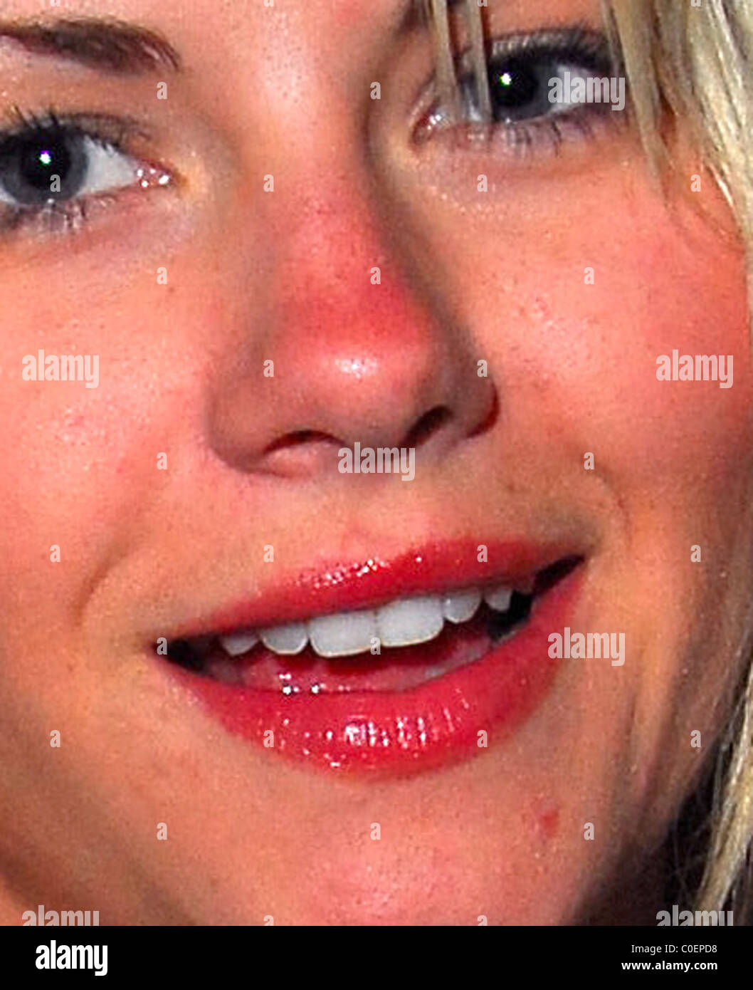 Elisha Cuthbert laissant Katsuya restaurant avec un nez de soleil Hollywood, Californie - 29.04.08 Banque D'Images