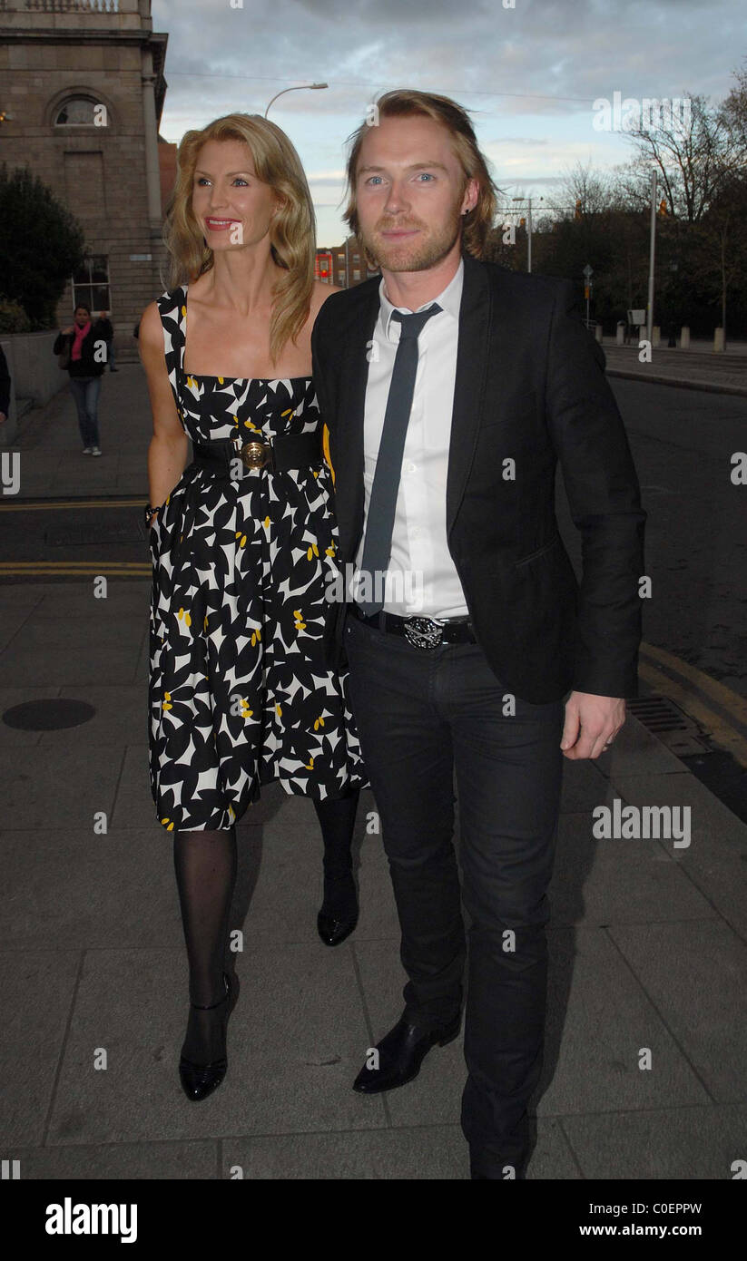 Ronan Keating et Yvonne Keating arrivent à Shanahans sur le Green Restaurant pour célébrer leur 10e anniversaire de mariage Banque D'Images