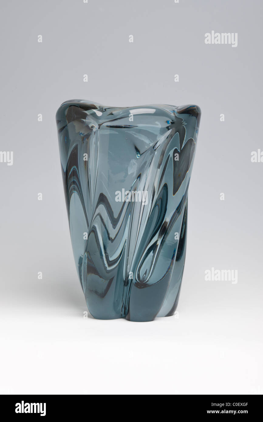 Torsion spirale Whitefriars vase de 'Polar Ice', conçu par William Wilson Banque D'Images