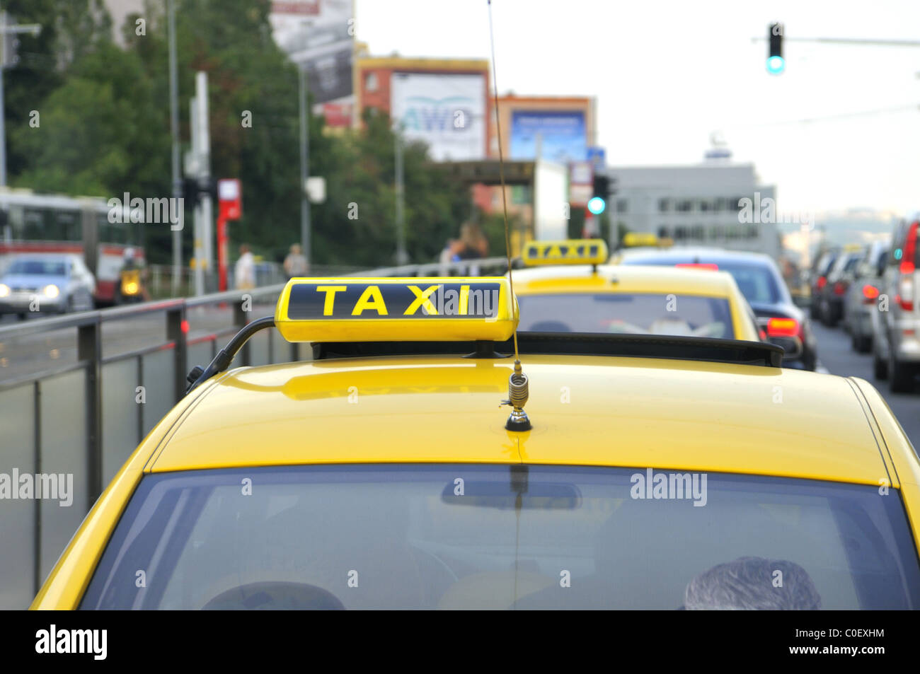 Yellow Taxi Prague, République tchèque. Banque D'Images