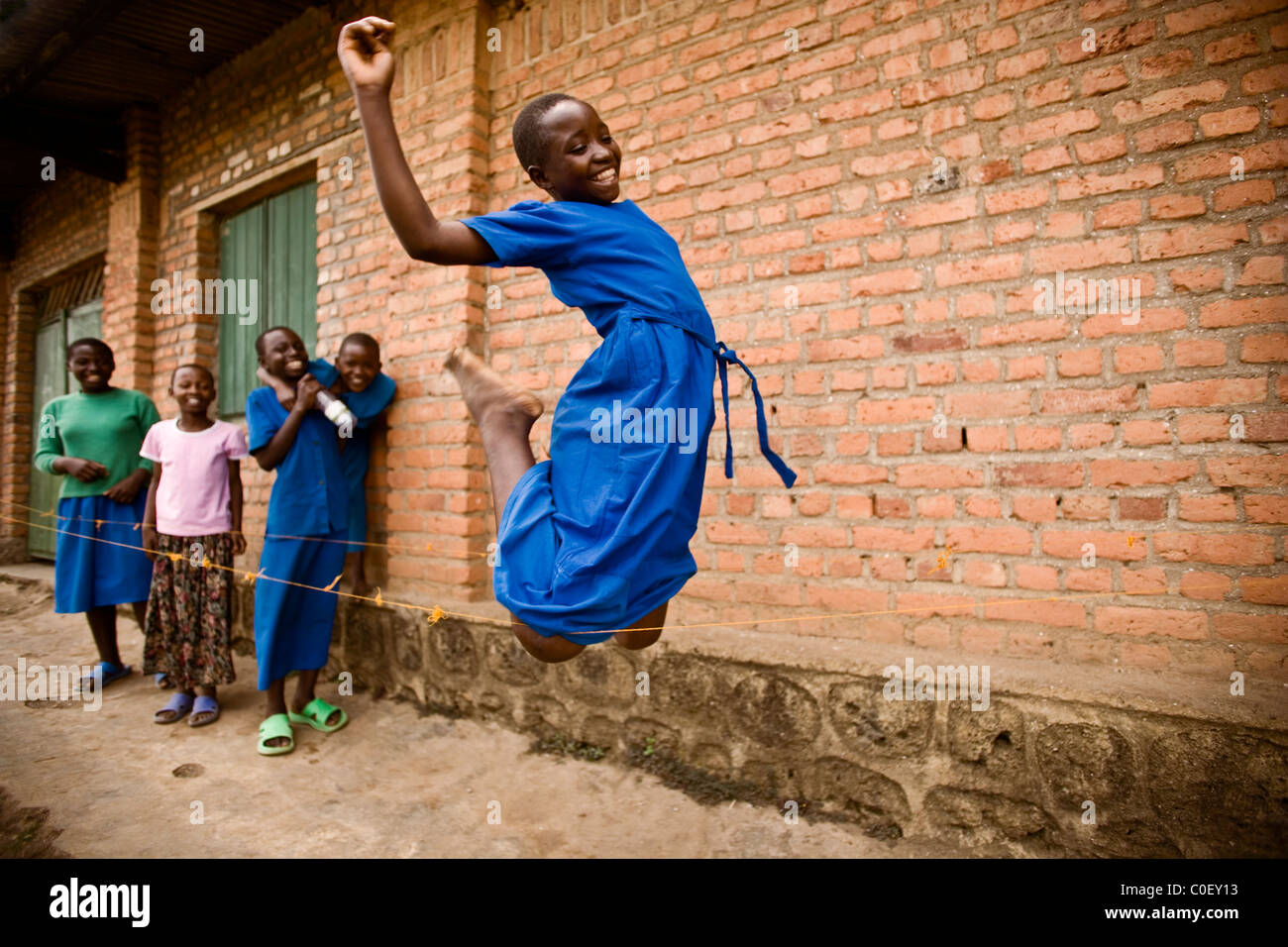 L'école des filles rwandaises la corde à sauter. Banque D'Images