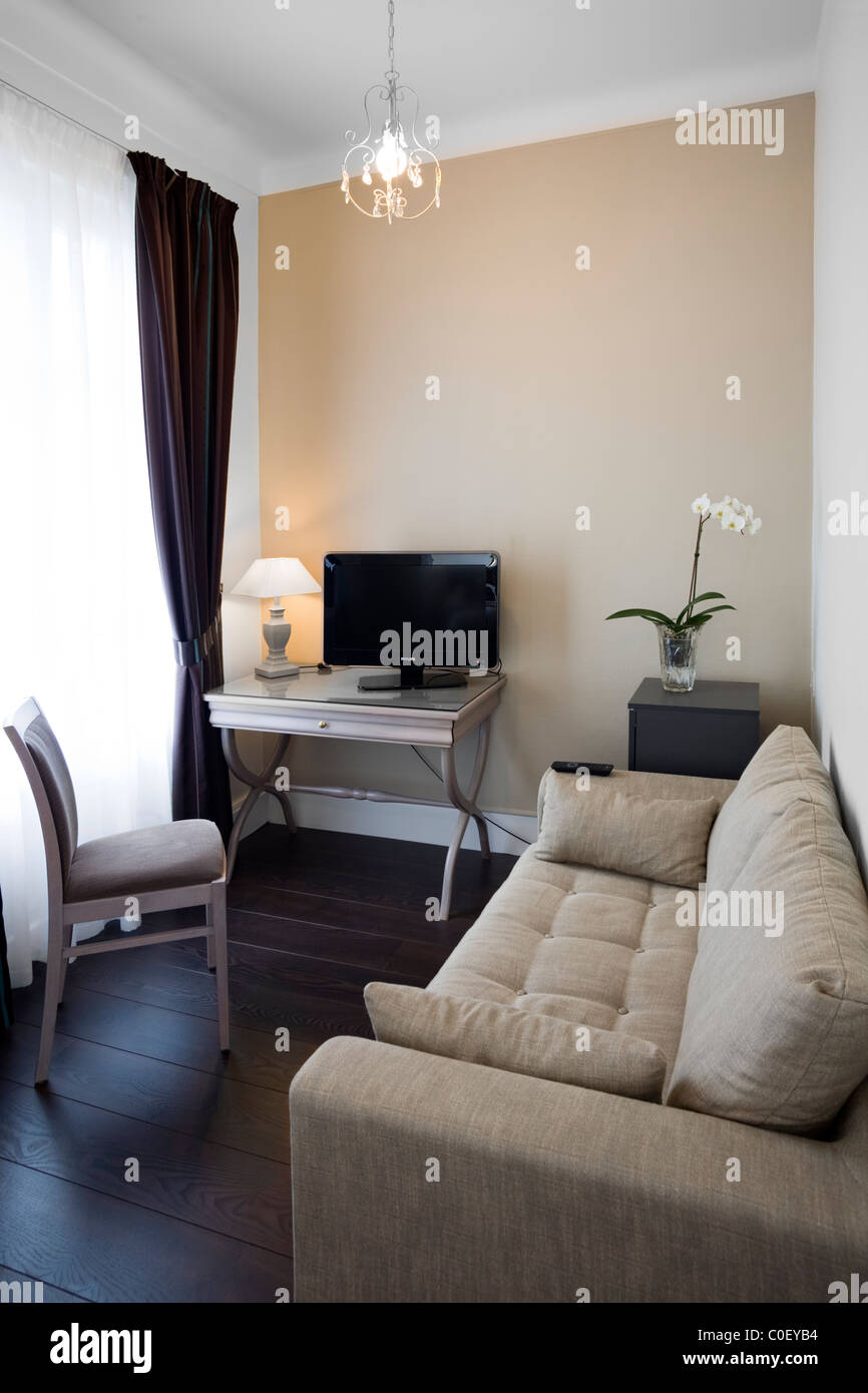 Un petit salon privé avec téléviseur dans une suite (France). Petit salon avec télévision dans une suite d'hôtel (France). Banque D'Images