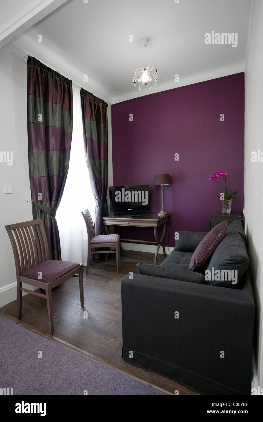 Un petit salon privé avec téléviseur dans une suite (France). Petit salon avec télévision dans une suite d'hôtel (France). Banque D'Images
