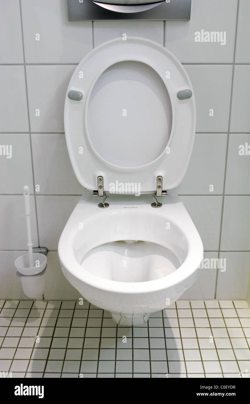 Toilettes dans une salle de bains de l''Hotel Saarpark, Mettlach, Allemagne Banque D'Images