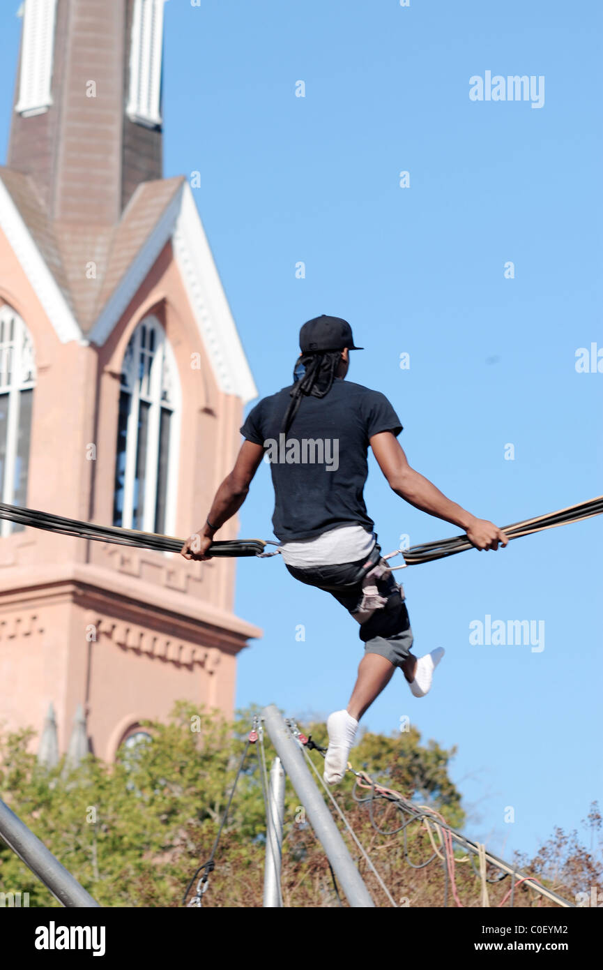 Câble élastique swinger à high point au-dessus de la hauteur de l'arbre Banque D'Images