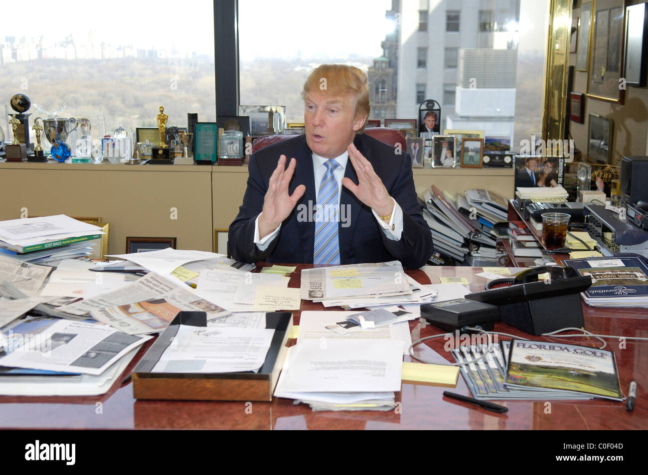 Donald Trump entrepreneur à son bureau dans son bureau de Manhattan Banque D'Images