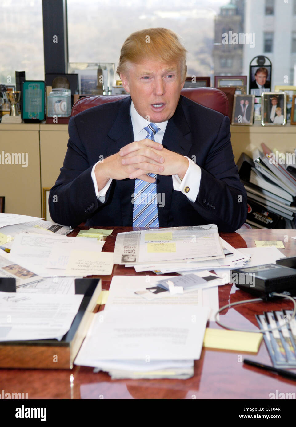Donald Trump entrepreneur à son bureau dans son bureau de Manhattan Banque D'Images
