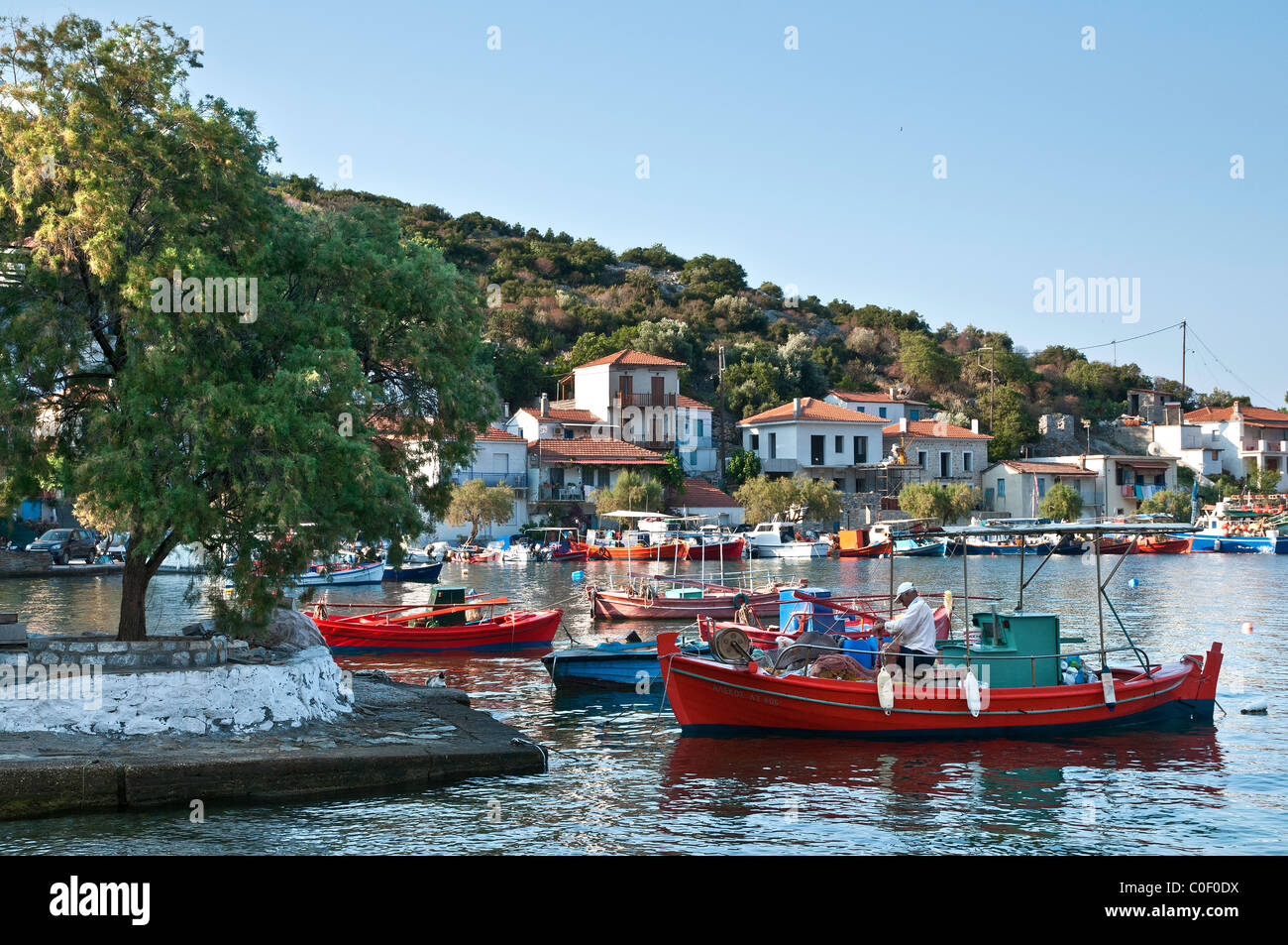 Vue sur le port à Agia Kyriaki sur la péninsule de Pelion, Grèce Banque D'Images