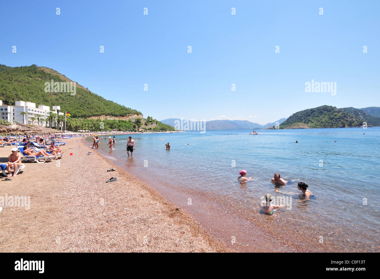 Vue d'une plage de sable fin avec des gens à bronzer et à vous baigner dans la mer Égée, Icmeler, Turquie, Europe Banque D'Images