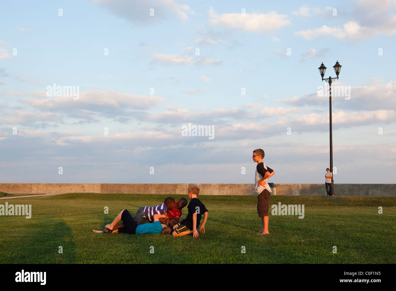 Les enfants jouent sur la pelouse Banque D'Images