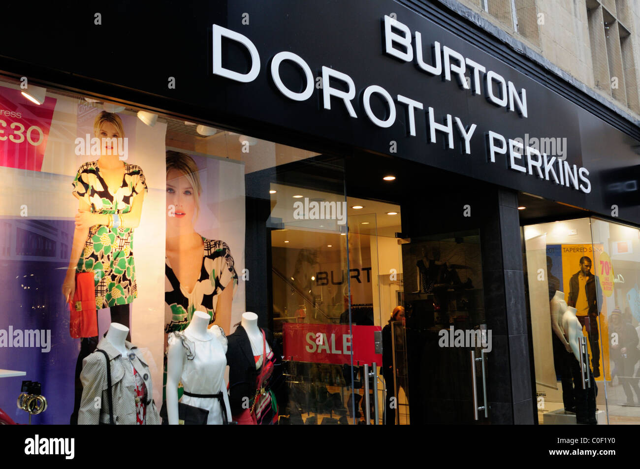Burton Dorothy Perkins, la petite boutique de vêtements Cury, Cambridge,  England, UK Photo Stock - Alamy