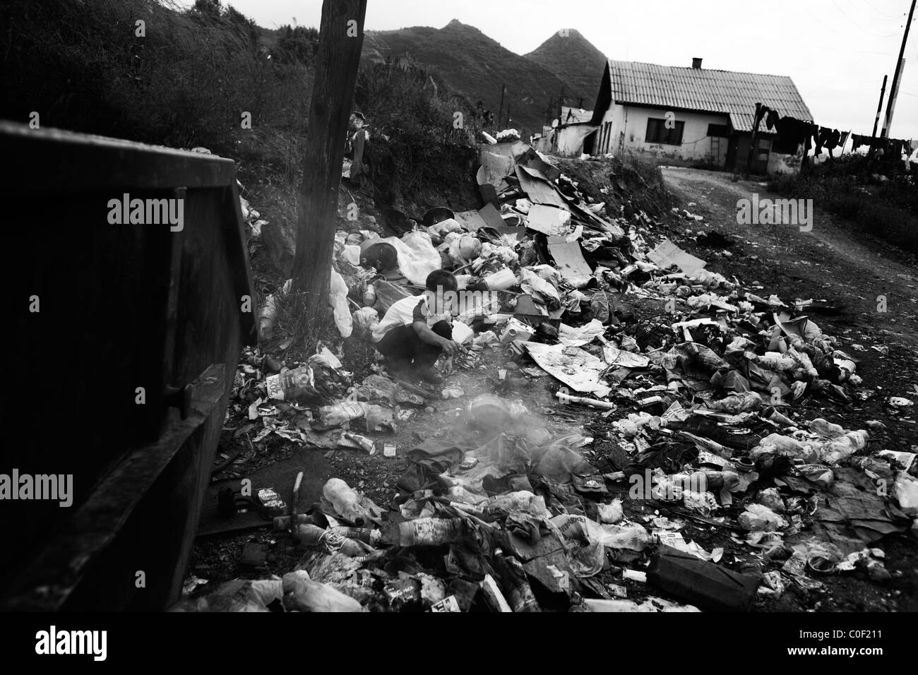 "La vie quotidienne dans le camp de réfugiés de Cesmin Lug' : Le garbage heap est en feu juste à l'extérieur du camp de réfugiés Banque D'Images