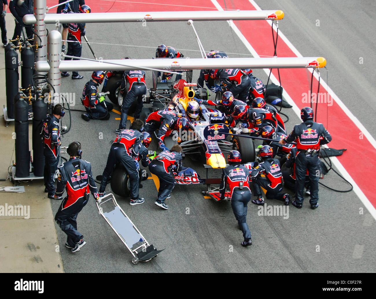 Pilote de Formule 1 allemand Sebastian Vettel et Red Bull pratique prestation fantastique un pit stop avec la RB7 race car en février 2011 Banque D'Images