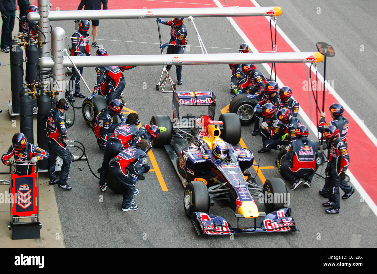 Pilote de Formule 1 allemand Sebastian Vettel et Red Bull pratique prestation fantastique un pit stop avec la RB7 race car en février 2011 Banque D'Images