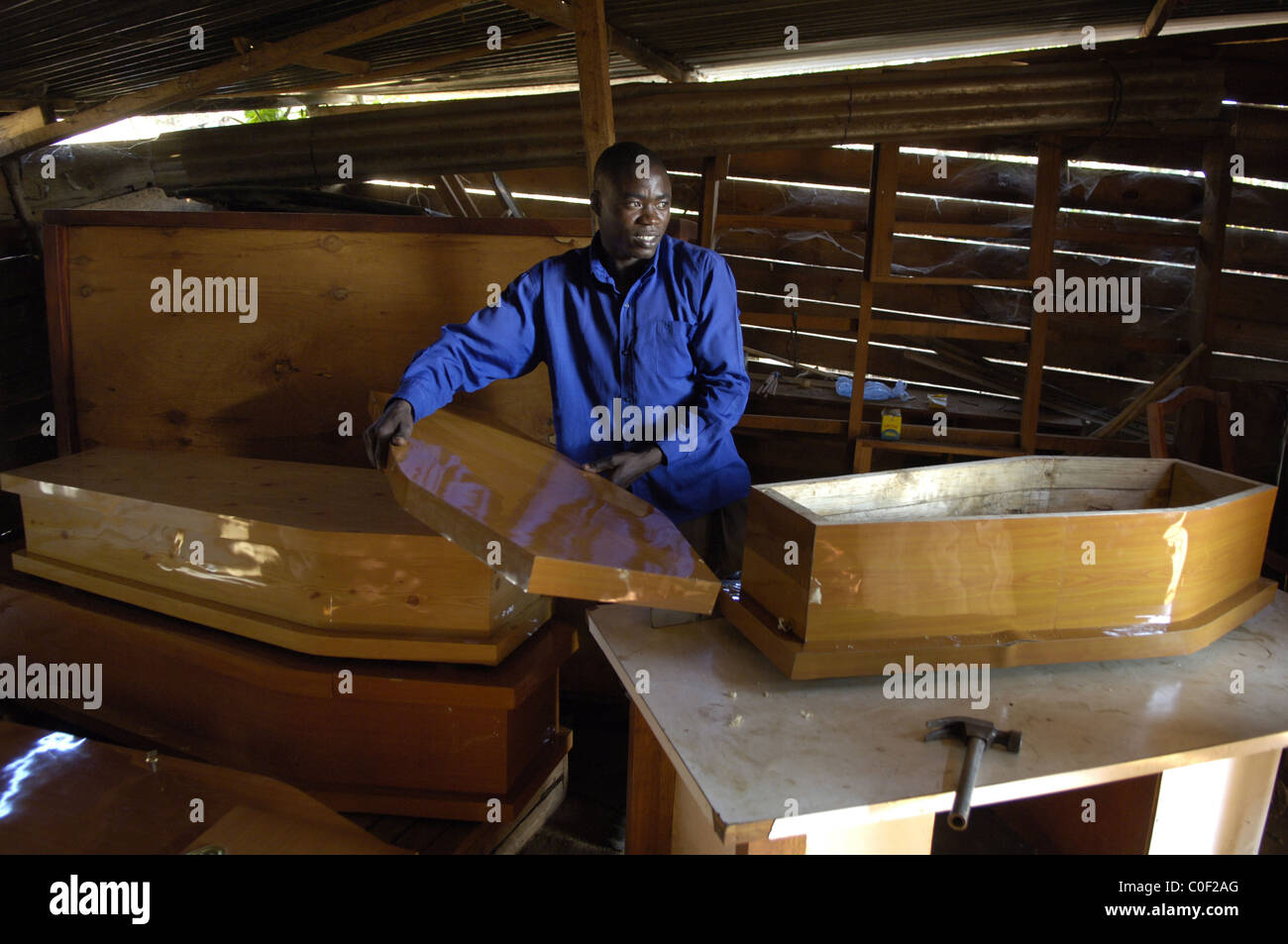 Malawi carpenter décisions cercueils Banque D'Images