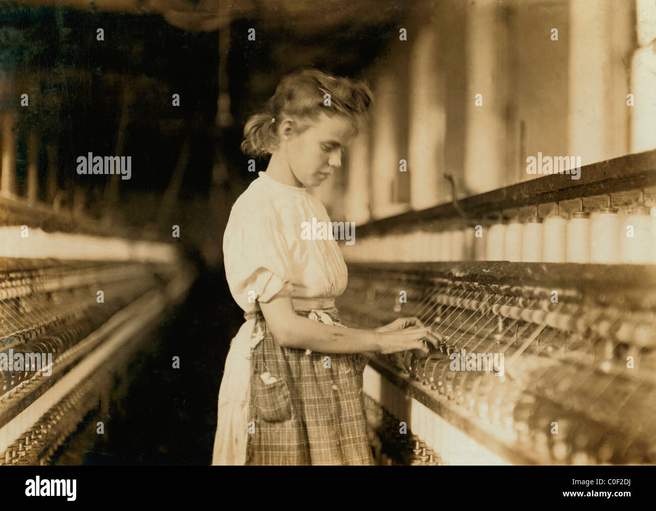 Girl travaillant dans l'usine Cherryville, Cherryville, Caroline du début des années 1900 Banque D'Images