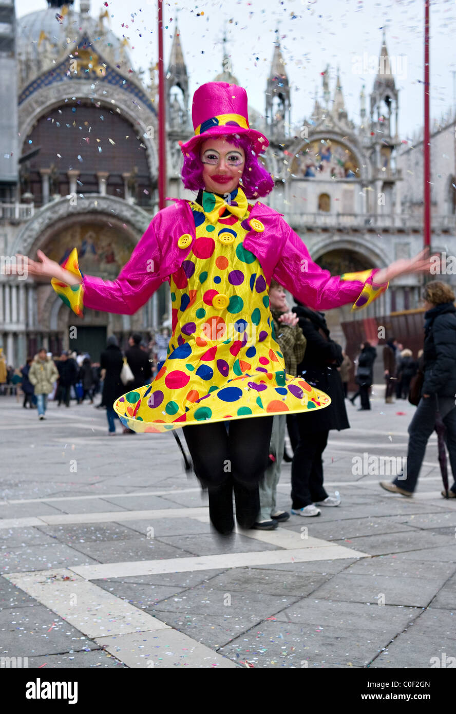 Mignon Jeune Fille Blonde Portant Robe Rose De Fête Clown Et