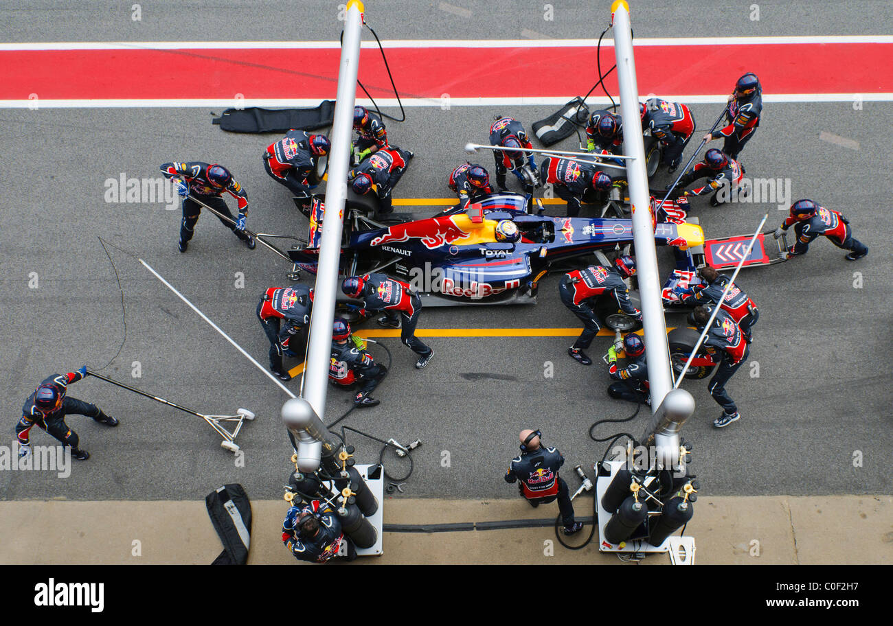 Pilote de Formule 1 allemand Sebastian Vettel et Red Bull pratique prestation fantastique un pit stop avec la RB7 race car en février 2011 Banque D'Images